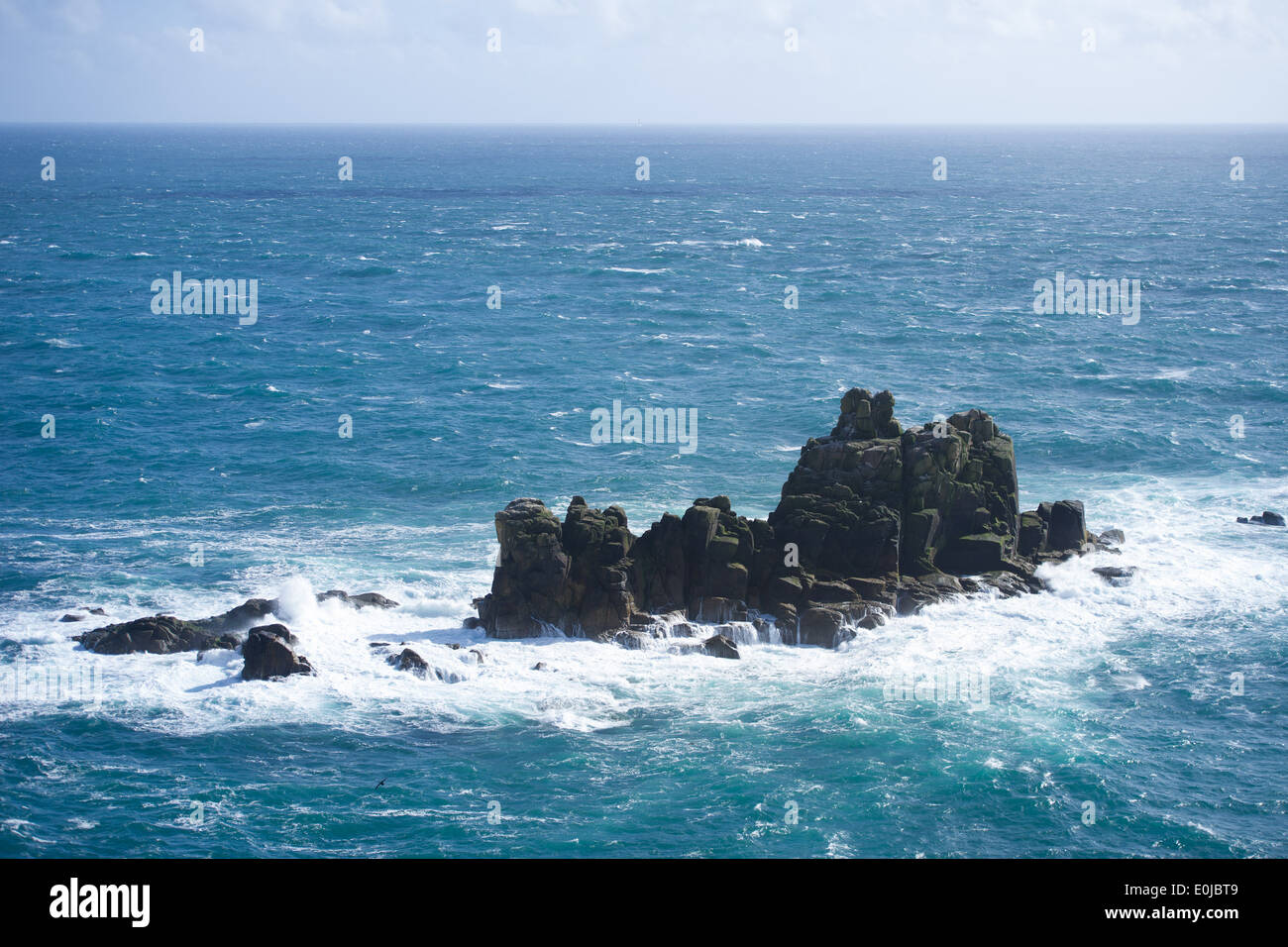 Mer et rochers au large de Land's End en Cornouailles, Angleterre Banque D'Images