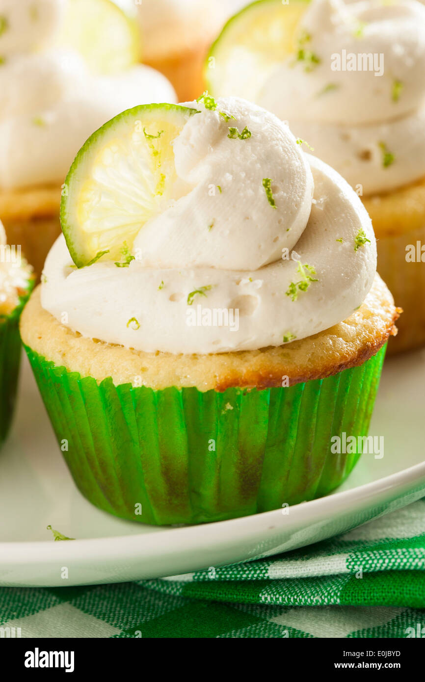 Margarita maison Cupcakes avec le glaçage et Limes Banque D'Images