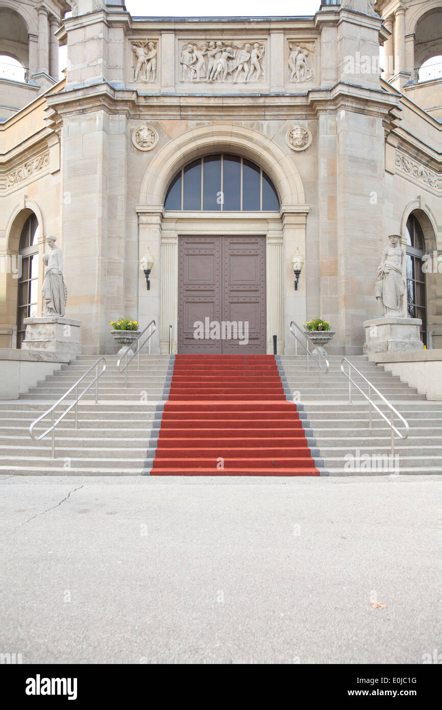 Les portes de fer et tapis rouge entrée avec voûte en pierre Banque D'Images
