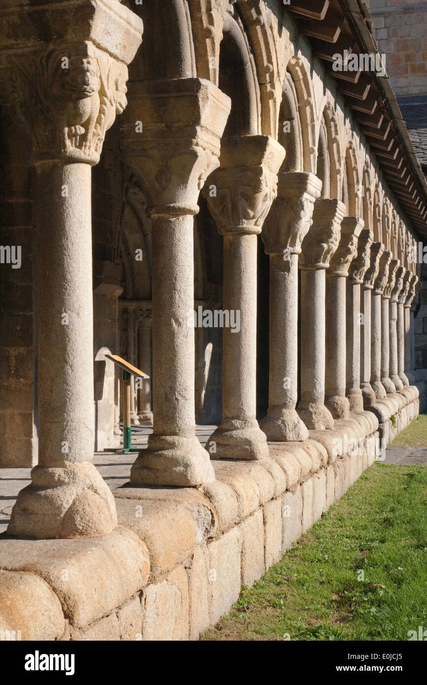 Détail architectural de la cathédrale cloître de la Seu de Urgell en Catalogne. Banque D'Images