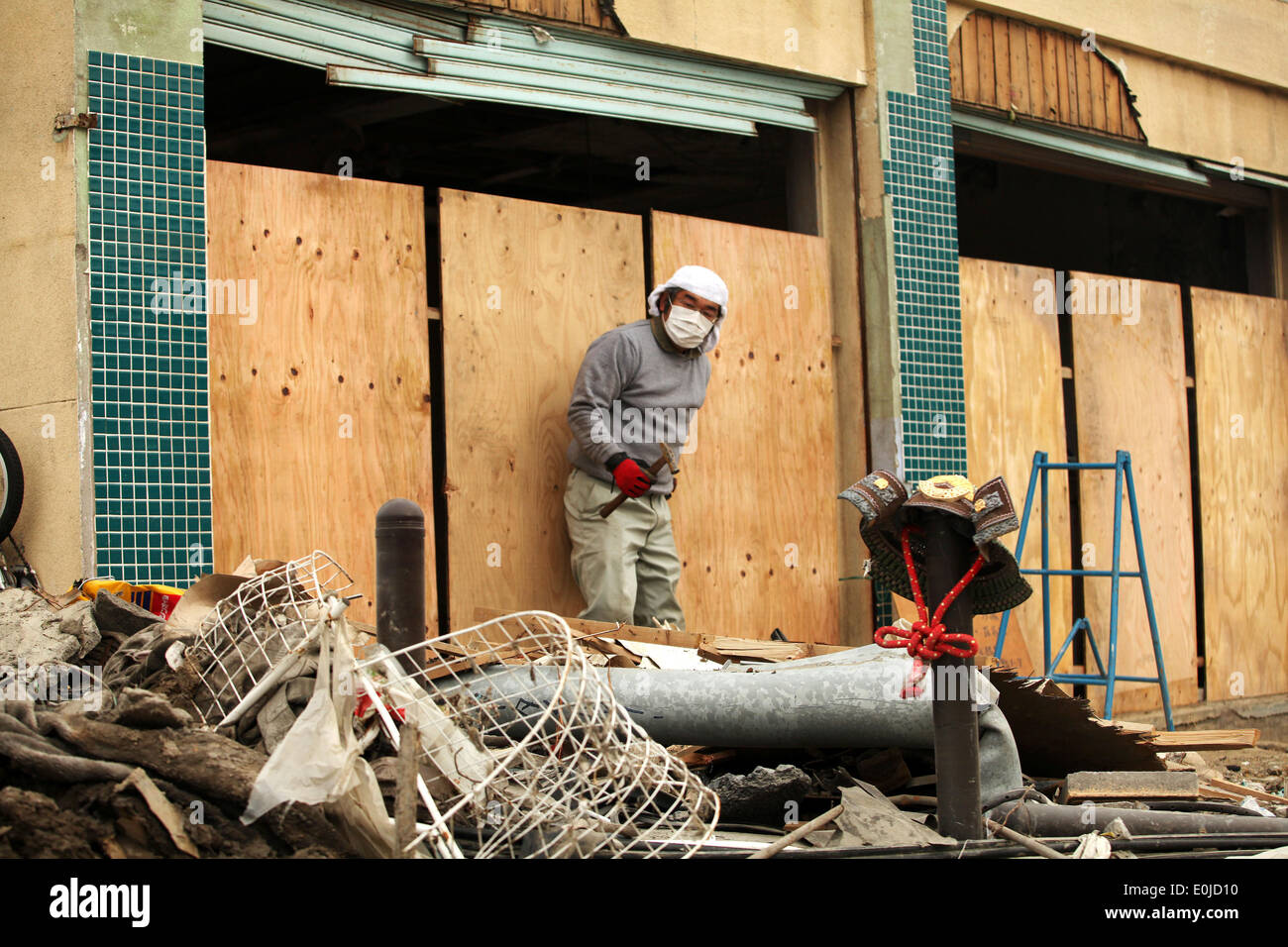 Un travailleur de la construction japonais commence la reconstruction d'un bâtiment ici le 21 mars. Marines avec III Marine Expeditionary Force ( Banque D'Images