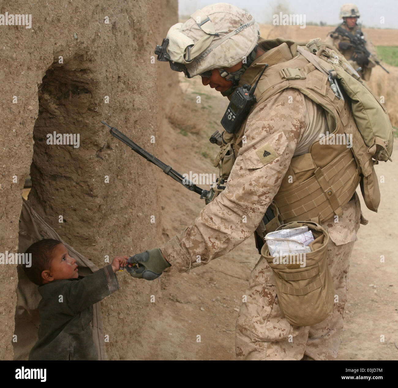 Le caporal Anthony Deprimo, un chef d'équipe au sein du 3e peloton, Compagnie India, 3e Bataillon, 6e Régiment de Marines, donne un morceau de Banque D'Images