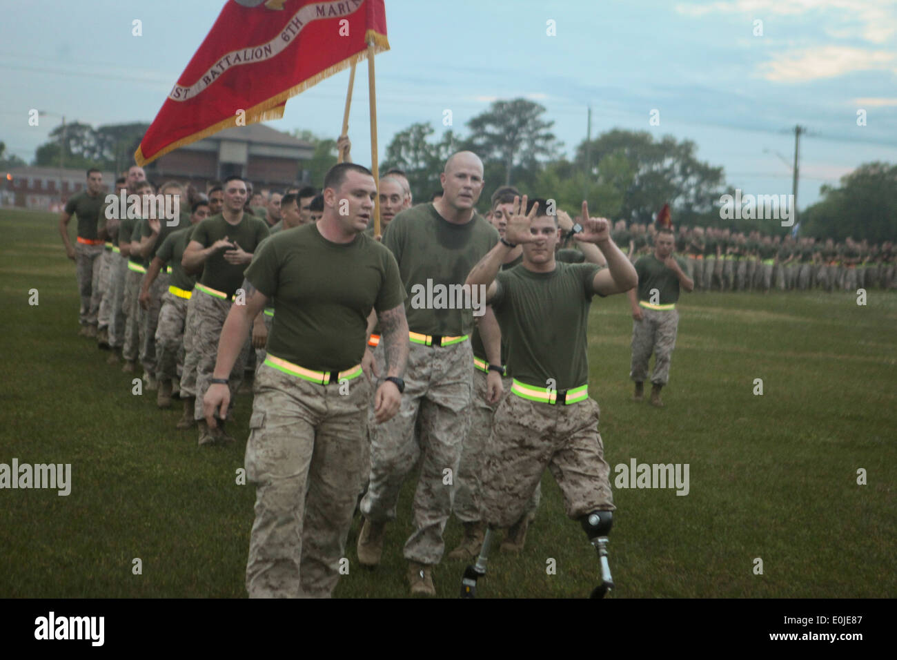 Lance le Cpl. Adrian Simone, un carabinier avec le 1er peloton, Compagnie B, 1er Bataillon, 6e Régiment de Marines, lance de deux mains à r Banque D'Images