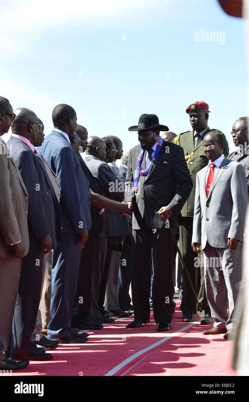 Juba, Soudan du Sud. Le 11 mai, 2014. Le président du Soudan du Sud Salva Kiir arrive retour à Juba le dimanche 11 mai 2014, et au cours d'une réunion publique à l'aéroport de Juba, Kiir accuse Riek Machar les forces rebelles pour violation de l'accord après un jour et les attaques sur trois sites dans le sud du Soudan. © Samir Bol/ZUMAPRESS.com/Alamy Live News Banque D'Images