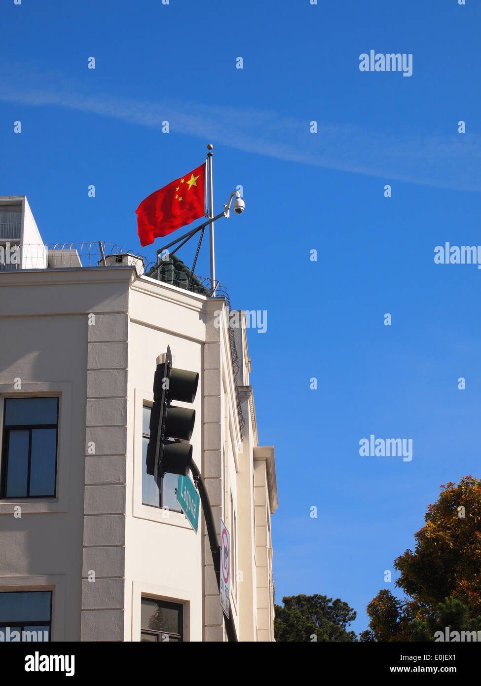 Drapeau de la République populaire de Chine sur le bâtiment du consulat général chinois de San Francisco Banque D'Images