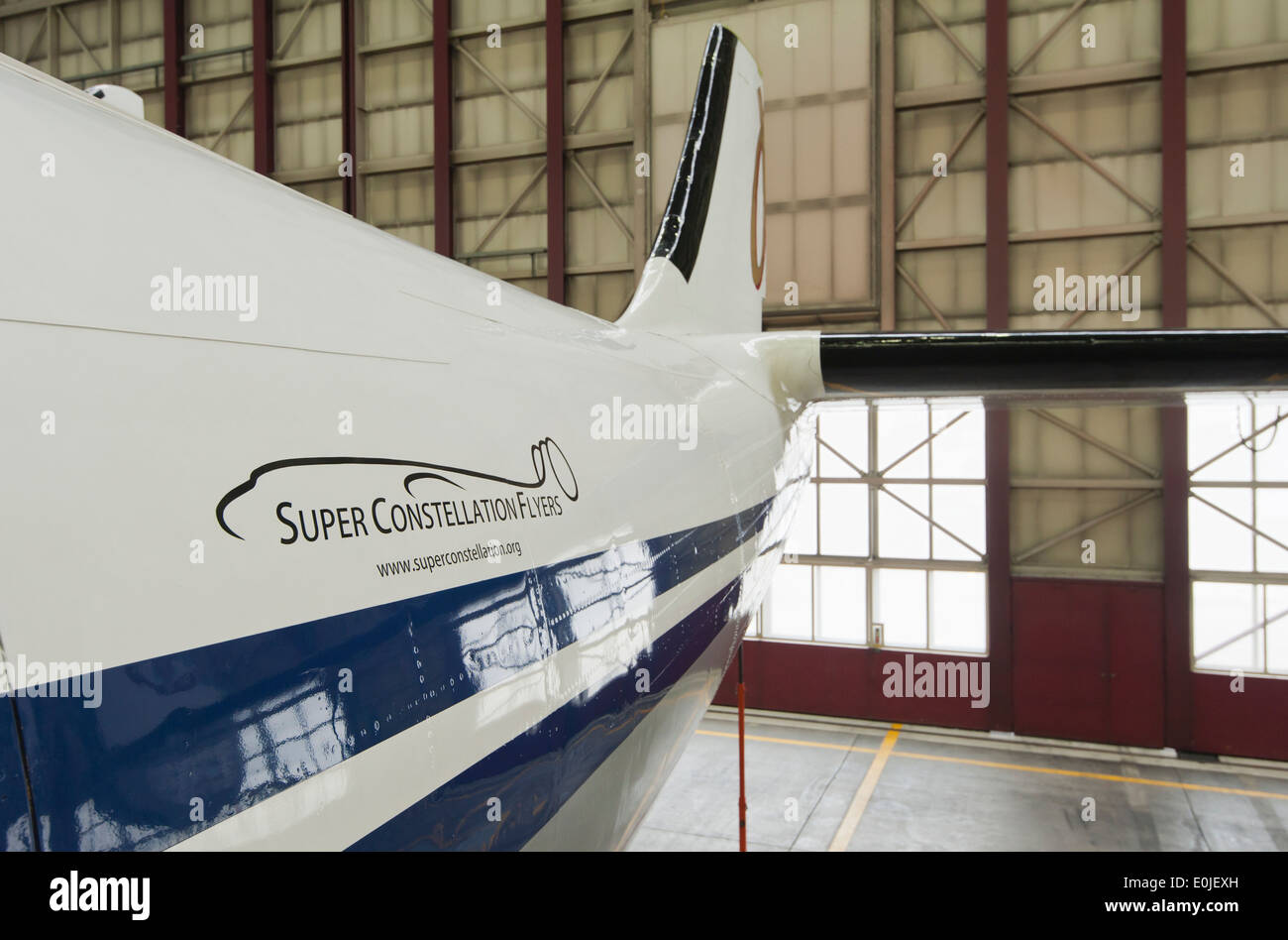 Historique de l'avion de passagers Lockheed Super Constellation L-1049 'HB-RSC" pendant l'entretien dans un hangar à Zurich/Kloten. Banque D'Images