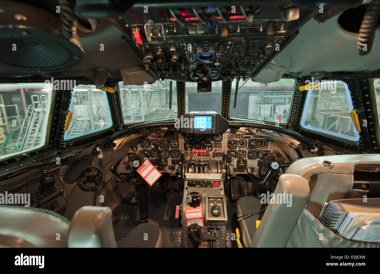 Historique de l'avion de passagers Lockheed Super Constellation L-1049 'HB-RSC" pendant l'entretien dans un hangar à Zurich/Kloten. Banque D'Images