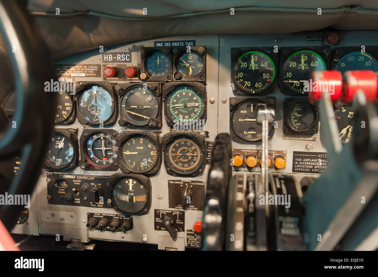 Historique de l'avion de passagers Lockheed Super Constellation L-1049 'HB-RSC" pendant l'entretien dans un hangar à Zurich/Kloten. Banque D'Images