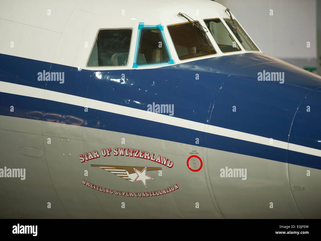 Historique de l'avion de passagers Lockheed Super Constellation L-1049 'HB-RSC" pendant l'entretien dans un hangar à Zurich/Kloten. Banque D'Images