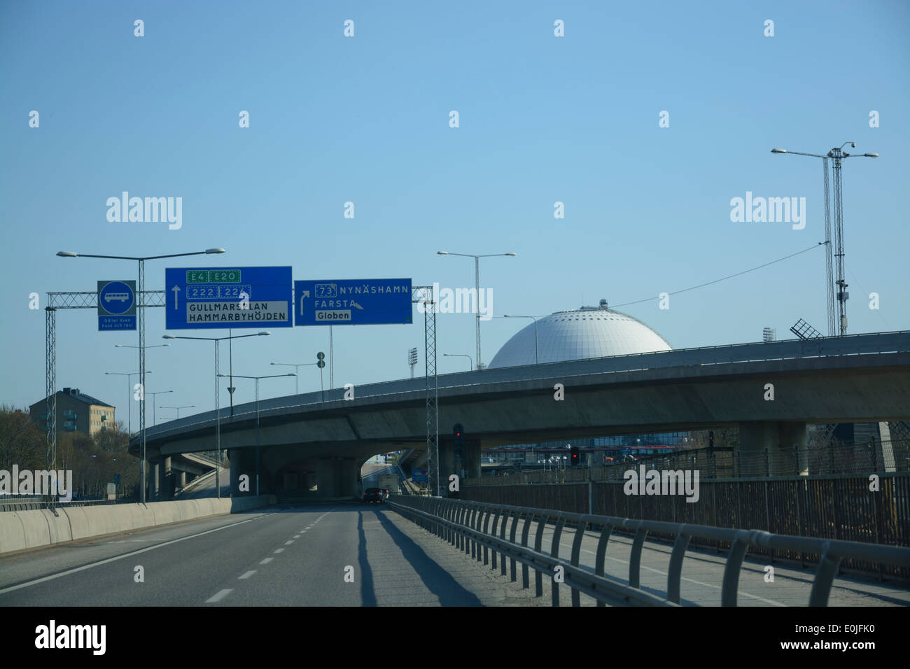 L'infrastructure du réseau routier juste au sud de la ville de Stockholm. Stockholm Globe Arena, système de métro et de routes. Banque D'Images