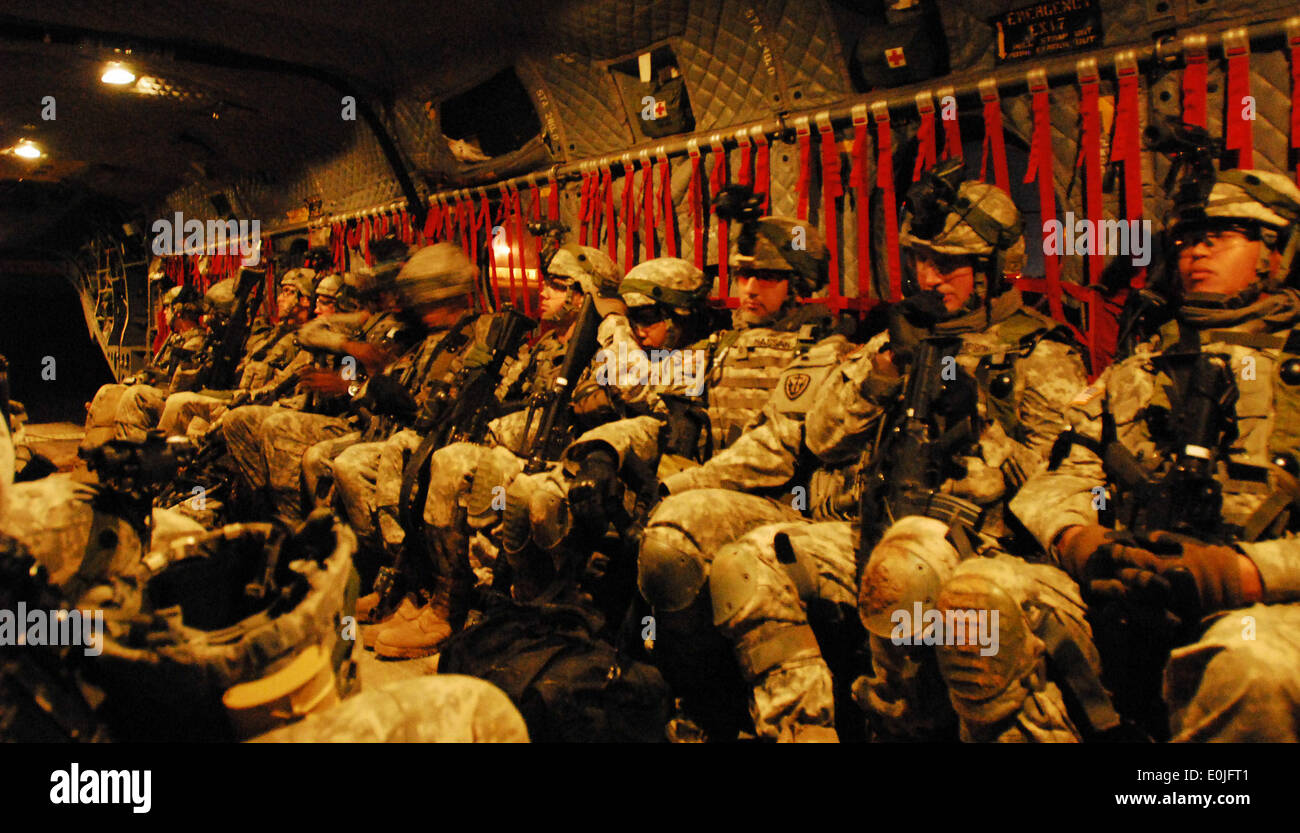 Une équipe d'assaut de la 3e Brigade Combat Team, 10e division de montagne attend de décoller dans un CH-47F Chinook à partir de Banque D'Images