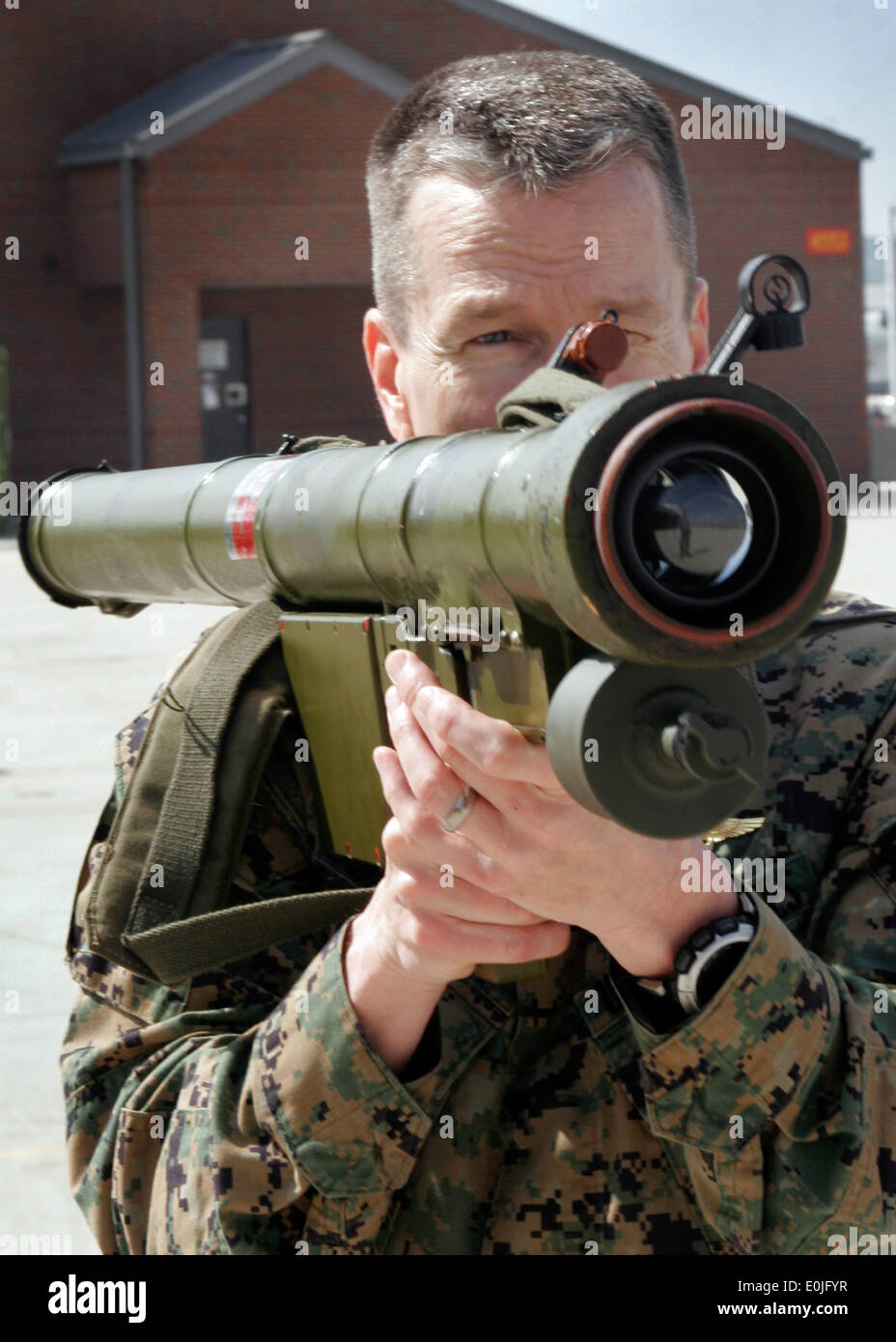Le colonel Ben Hancock, chef d'état-major adjoint pour la 2e section des opérations MAW, pratiques se verrouiller sur un avion avec une matière inerte Banque D'Images