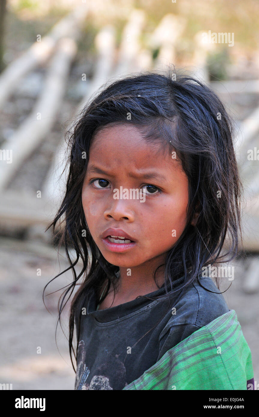 Jeune fille avec de longs cheveux noirs d'un village hmong qui vivent le long du fleuve Mékong, le nord du Laos, Lao, en Asie du sud-est Banque D'Images