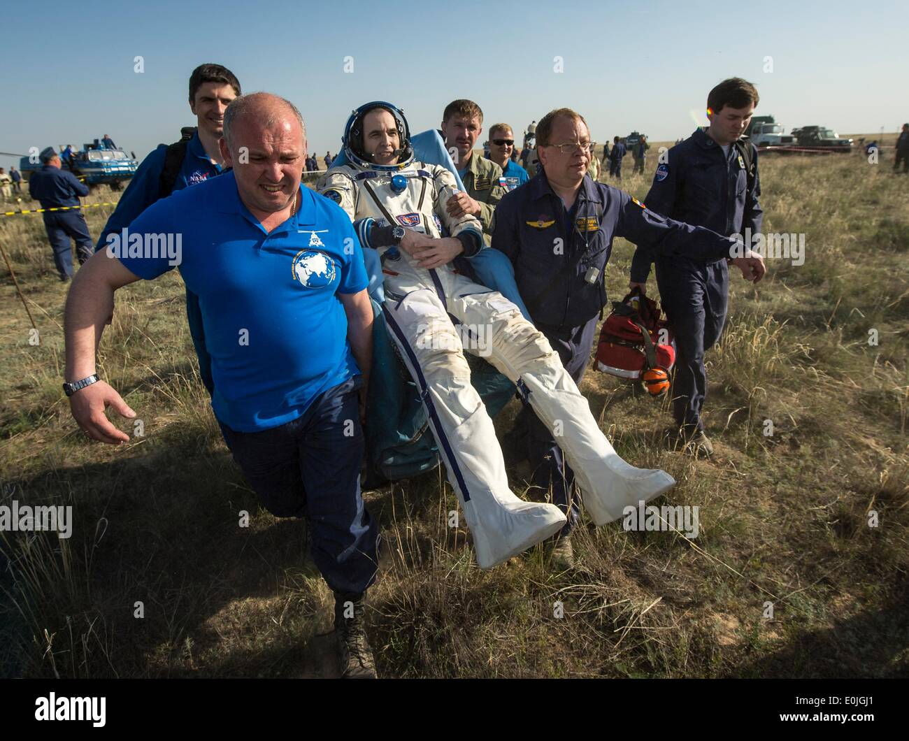 Équipage Expédition 39 Rick Mastracchio ingénieur de vol de la NASA est effectué sur une chaise à une tente médicale à quelques minutes après l'atterrissage avec les autres membres de l'équipage de l'expédition dans le vaisseau Soyouz TMA-11M, 14 mai 2014 près de la ville de Zhezkazgan, au Kazakhstan. Wakata, Tiourine et Mastracchio est revenu sur Terre après plus de six mois à bord de la Station spatiale internationale où ils ont servi en tant que membres de l'Expédition 38 et 39 équipes. Banque D'Images