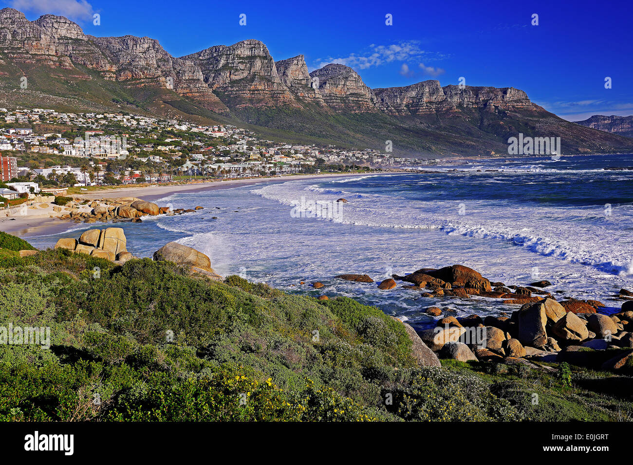 Camps Bay mit Felsformation 'Die 12 Apostel' am Abend, Cape Town, Western Cape, Kap Ouest, Suedafrika, Afrika Banque D'Images