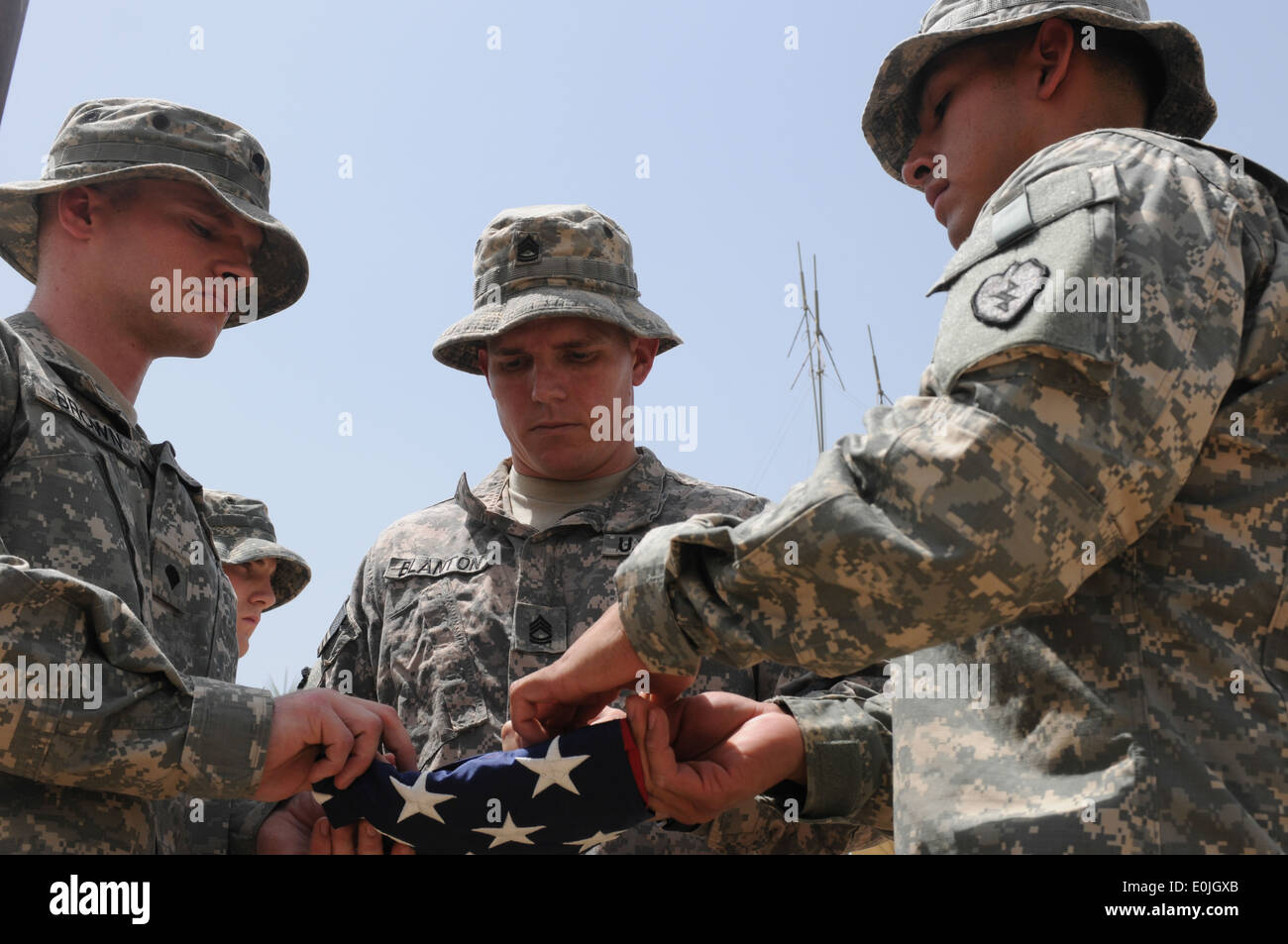 Des soldats américains de la 3e Escadron, 4e régiment de cavalerie, 3e Brigade Combat Team, 25e Division d'infanterie, plier le drapeau américain d Banque D'Images