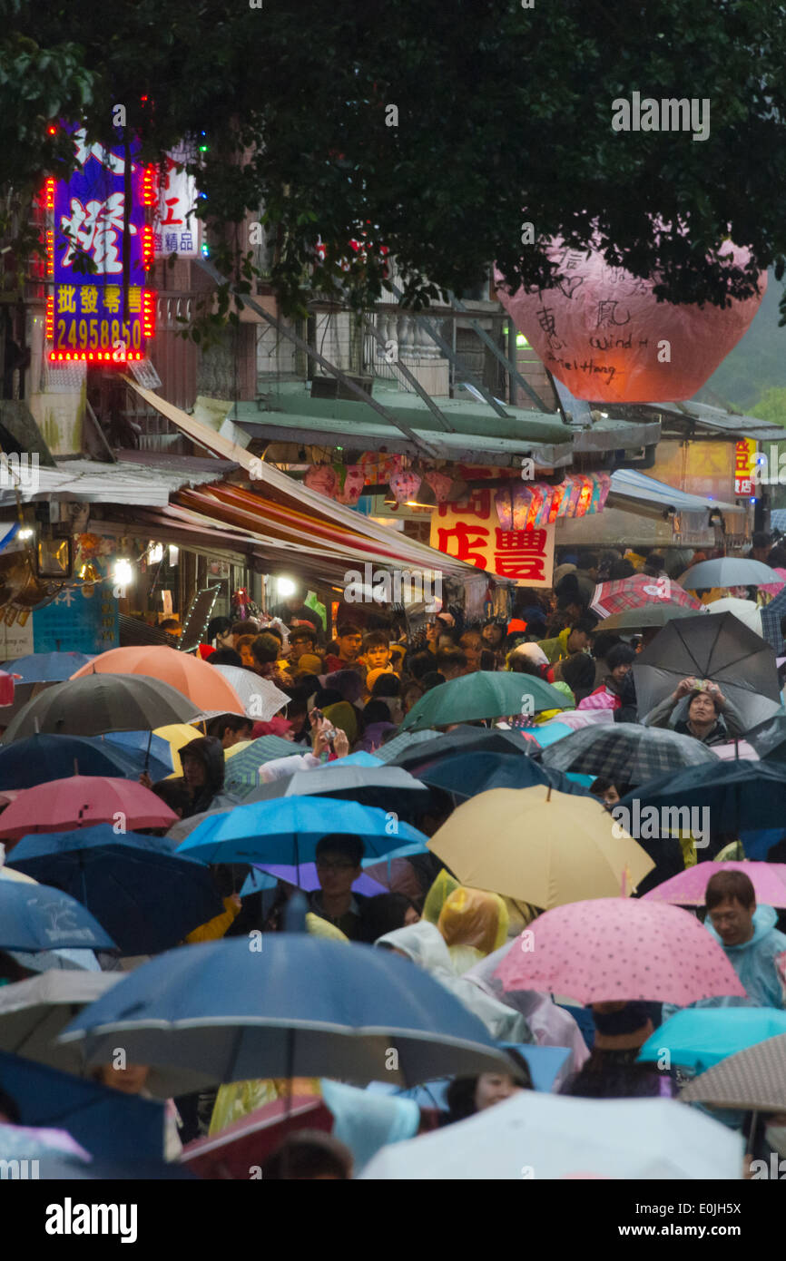 Dans la foule pendant la pluie, Festival des lanternes, Shifen Pingxi, Taiwan Banque D'Images