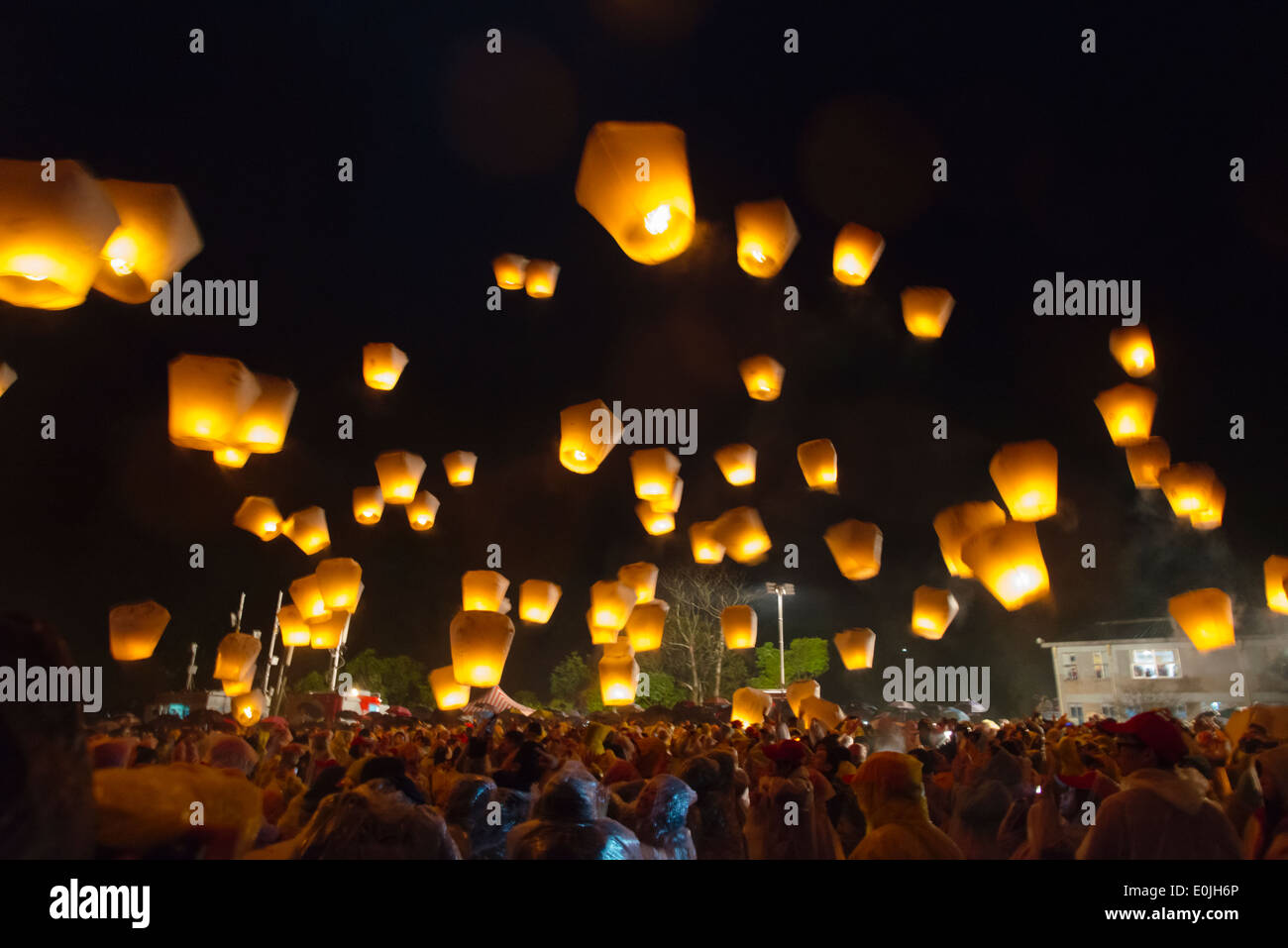 Sky lantern Kongming libération (lanterne) lors de festival de lanternes chinoises, Shifen, Pingxi, Taiwan Banque D'Images