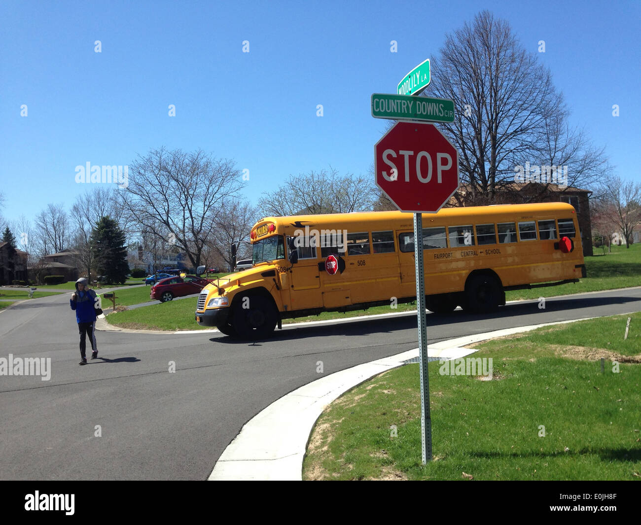 School bus letting off étudiant. Banque D'Images