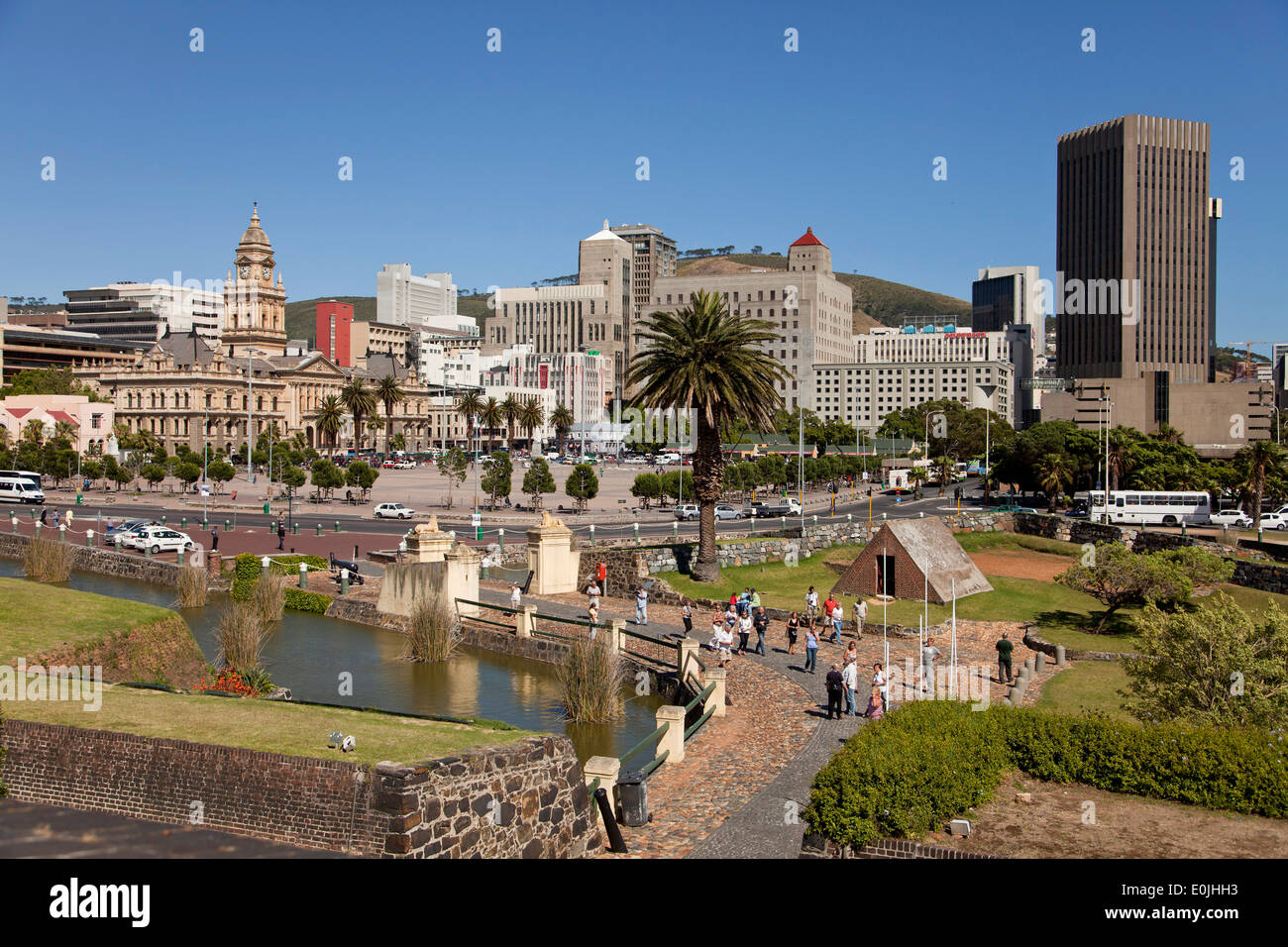 Vue urbaine avec des douves du château de Bonne Espérance et l'Hôtel de Ville, Cape Town, Western Cape, Afrique du Sud Banque D'Images