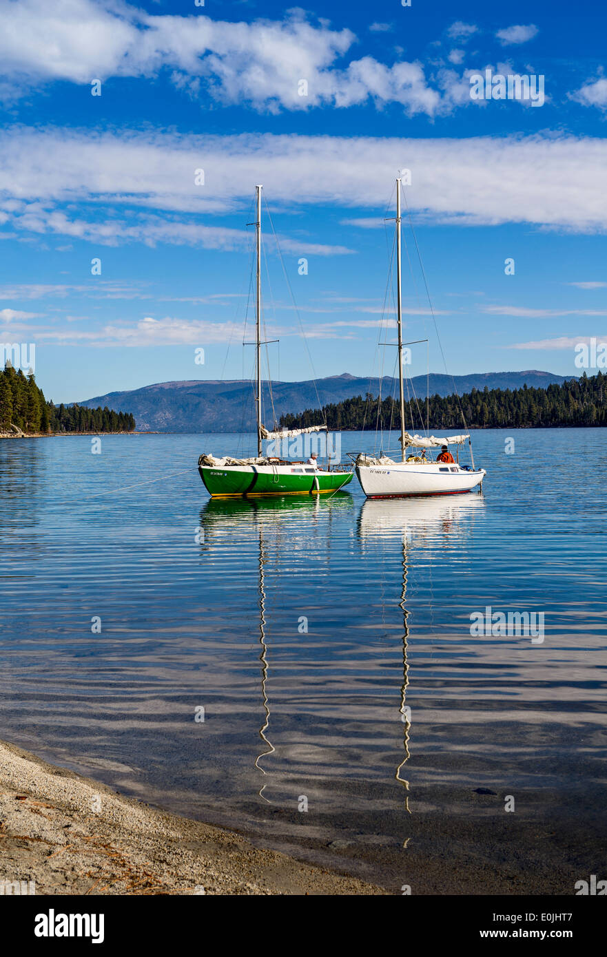 Bateaux sur une belle journée calme dans la région de Lake Tahoe. Banque D'Images