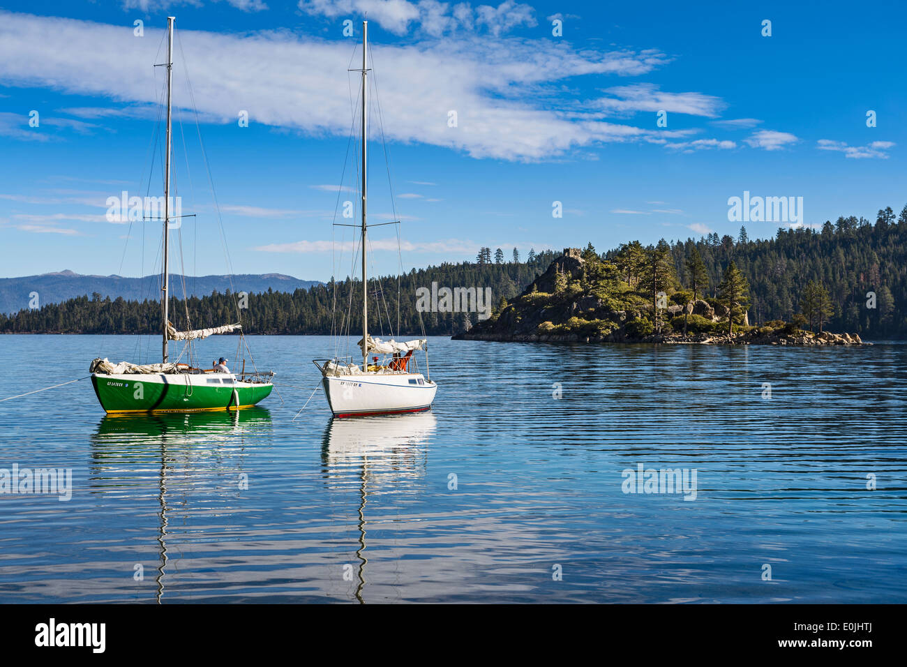 Bateaux sur une belle journée calme dans la région de Lake Tahoe. Banque D'Images