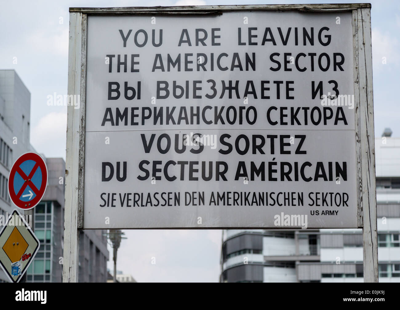 Un panneau d'avertissement à Checkpoint Charlie à Berlin l'Allemagne, un point de passage de la guerre froide entre l'Est et l'ouest de Berlin. Banque D'Images