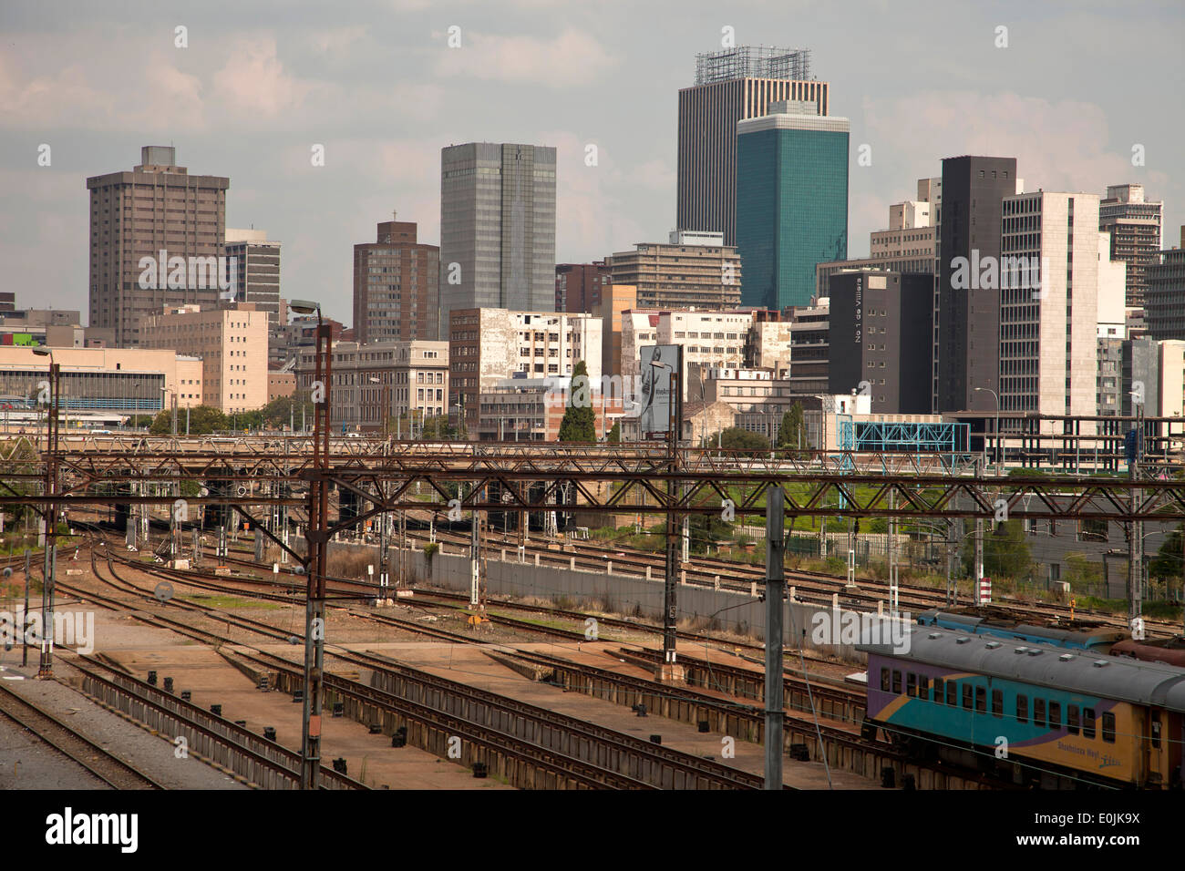 Des trains et des voies ferrées de la gare de Central Park et les toits de Johannesburg, Gauteng, Afrique du Sud, l'Afrique Banque D'Images