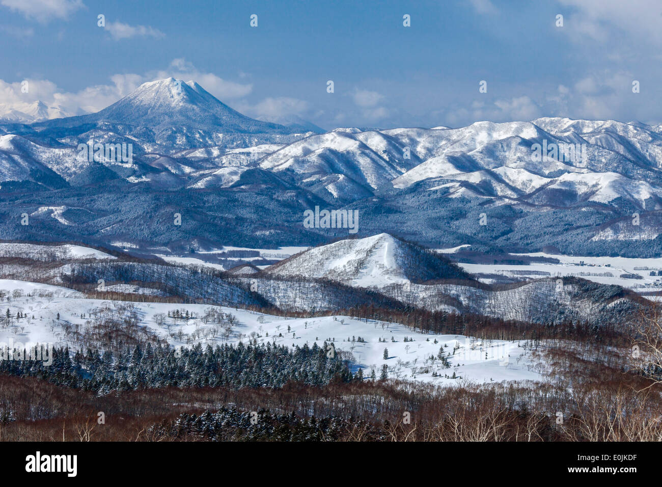 Montagnes aux sommets enneigés à Hokkaido, Japon Banque D'Images
