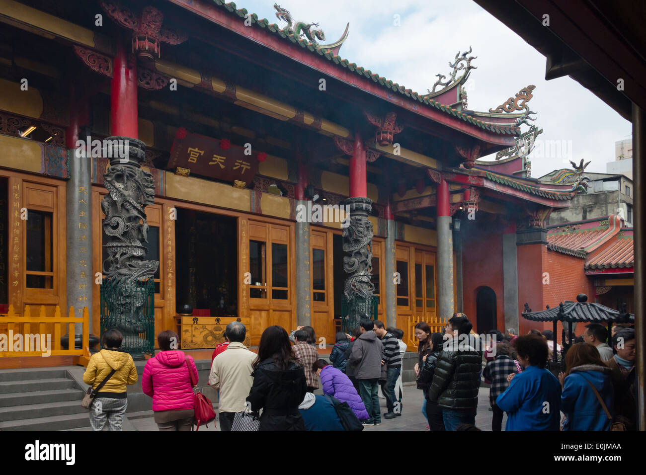 Pèlerins à Hsing Tian Temple, Taipei, Taiwan Banque D'Images