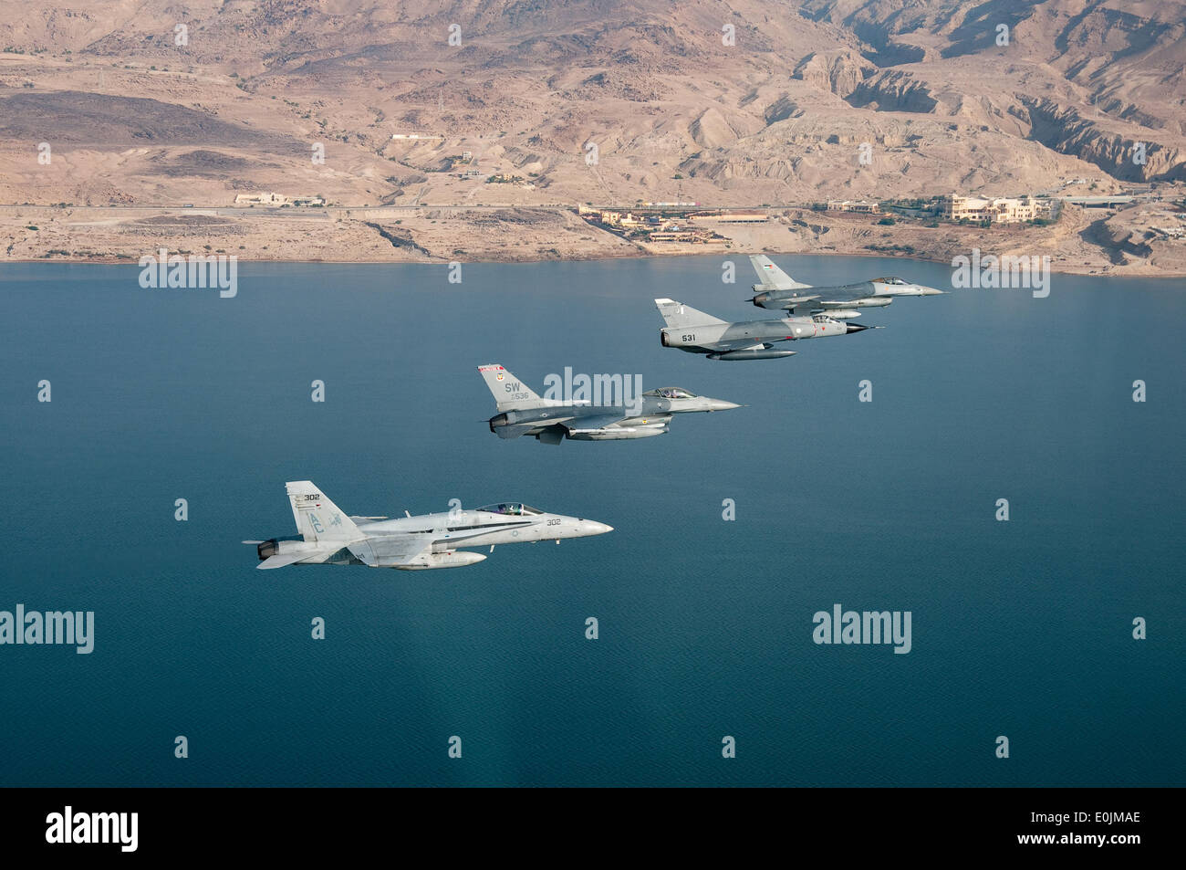Deux F-16 Fighting Falcon de la Royal Jordanian Air Force et l'US Air Force 77e Escadre Shaw Air Force Base, un F-18 Supe Banque D'Images