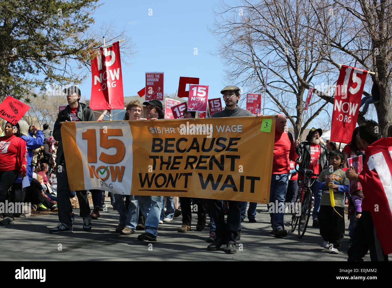 Les manifestants de mars pour une augmentation de salaire minimum. Banque D'Images
