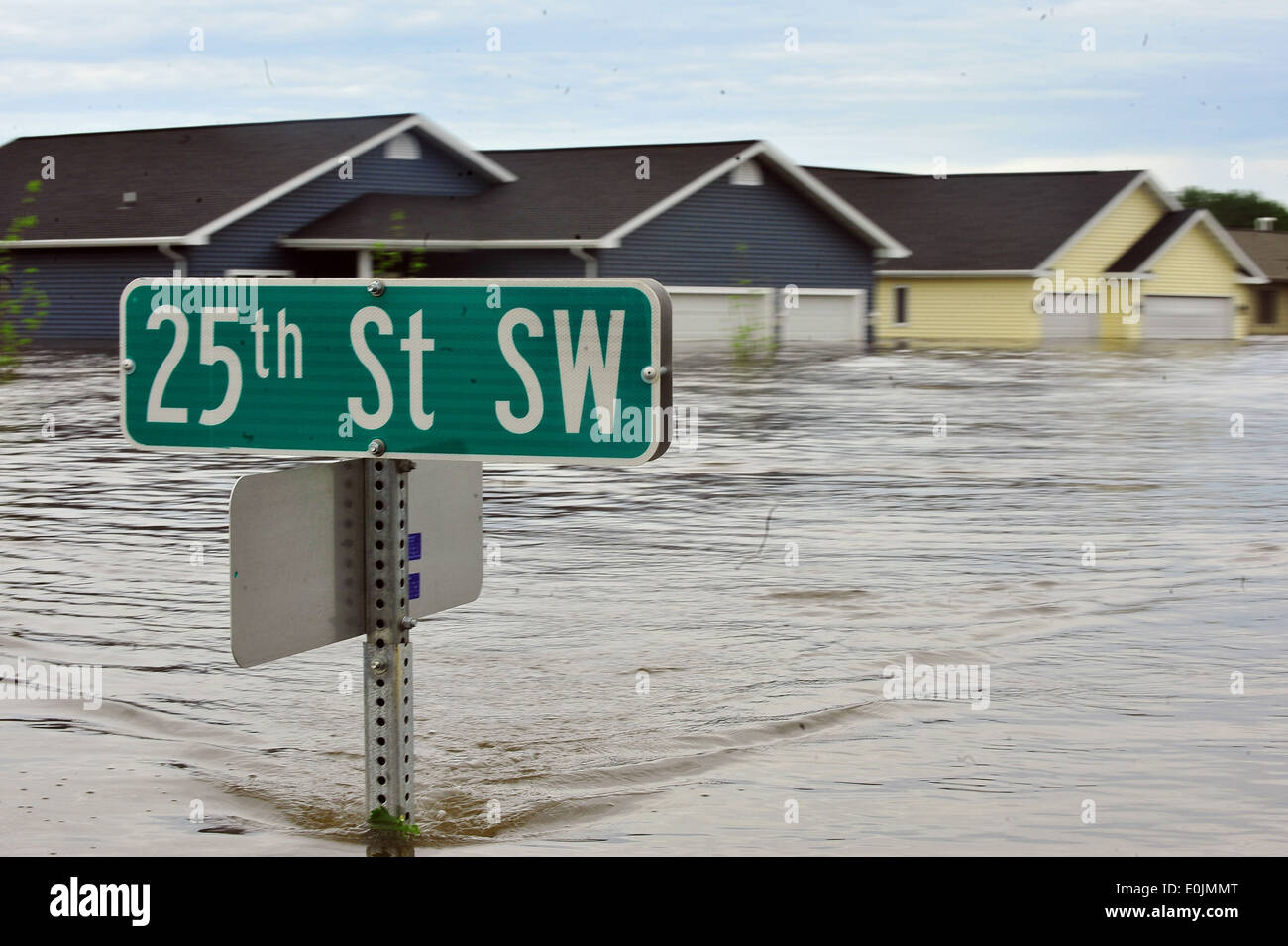 Dix pieds d'eau près de 20 pour cent d'inondation du quartier tout au long de la ville de Minot, N.D., laissant plus de 4 000 maisons Banque D'Images