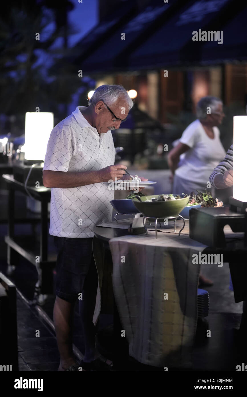 Buffet en plein air le soir avec dîner servant lui-même à la nourriture. Thaïlande S. E. Asie Banque D'Images