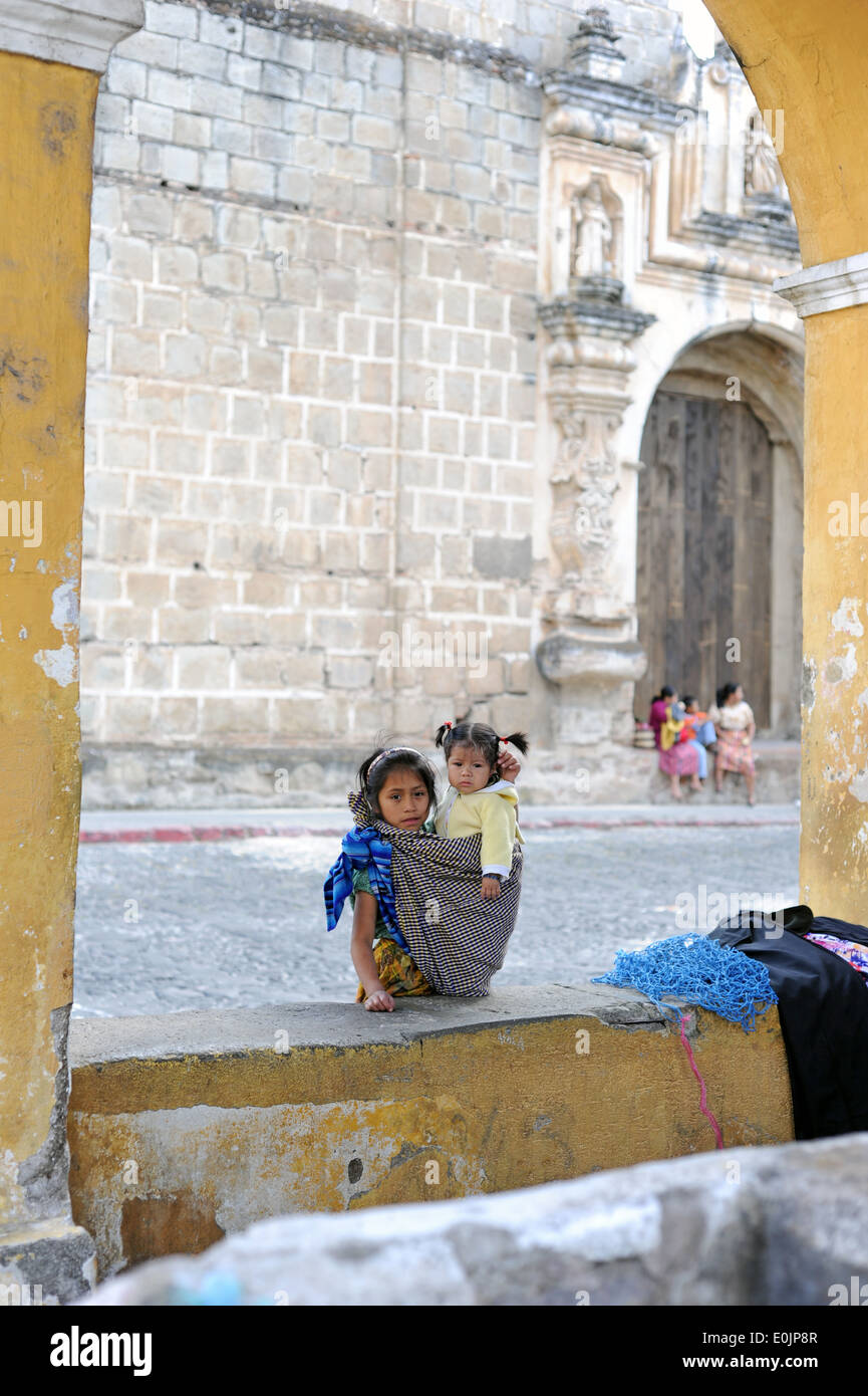 Les enfants autochtones mayas à Antigua, Guatemala. Banque D'Images