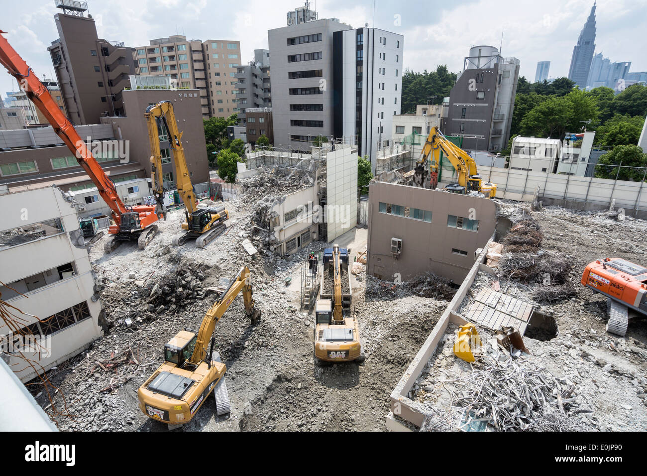 La démolition des bâtiments grues à Tokyo, Japon Banque D'Images