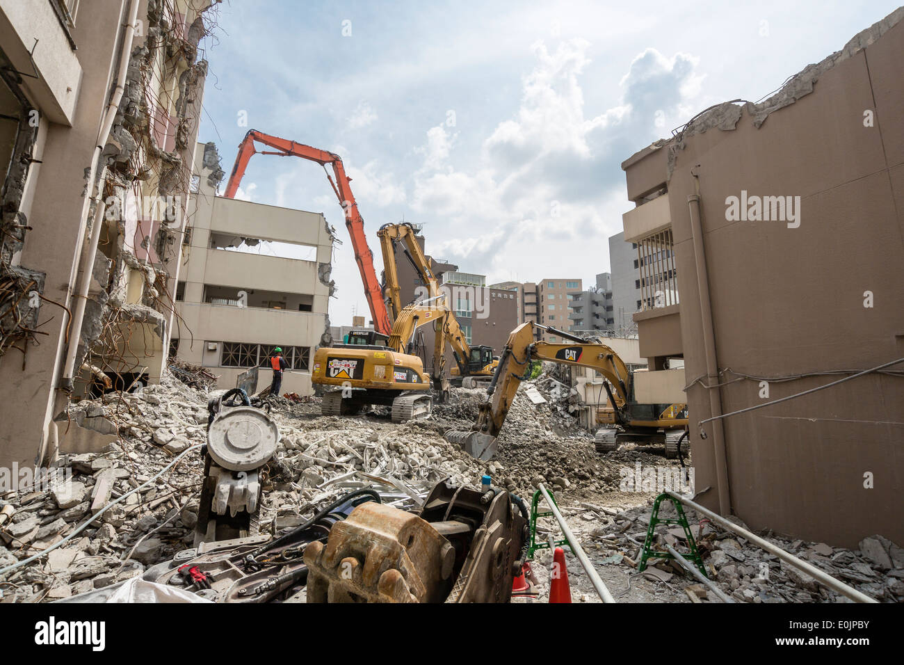 La démolition des bâtiments grues à Tokyo, Japon Banque D'Images