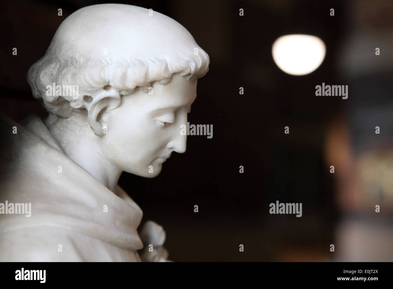 Une figure sculptée dans Liverpool Cathédrale Métropolitaine. Banque D'Images