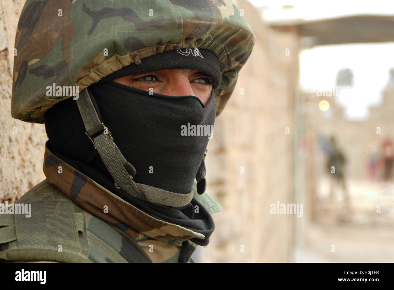 Un soldat de l'armée irakienne avec l'unité d'urgence fixe le domaine tout arrêté lors d'une patrouille de quartier avec l'Armée américaine Banque D'Images