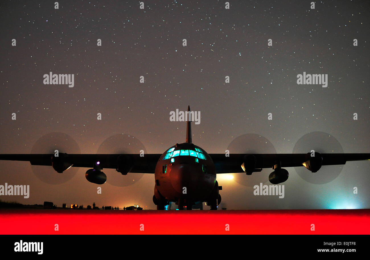 FORT POLK, en Louisiane -- UN U.S. Air Force C-130 Hercules de la Base aérienne de Little Rock, Ark., effectue une course-moteur au déchargement Banque D'Images