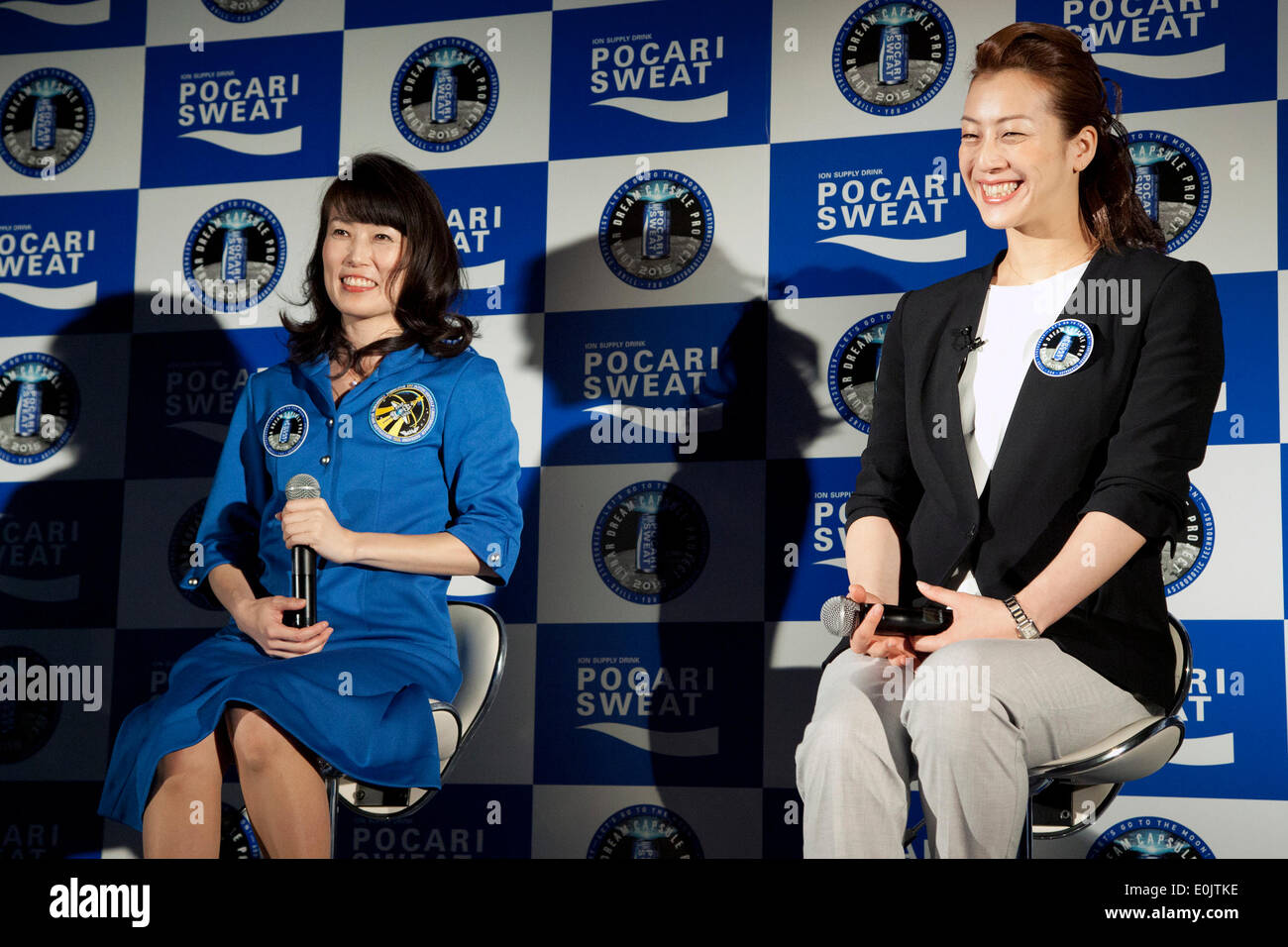 Tokyo, Japon - Tokyo, Japon - (G à D) L'astronaute Naoko Yamazaki et Aya Terakawa, entraîneur adjoint de l'équipe de natation Mizuno assister à la "capsule rêve lunaire Projet" Conférence de presse au planétarium Konica Minolta "Tenku" à Tokyo Sky Tree le 15 mai 2014. "Le Comité exécutif de rêve lunaire" est géré par Astrobotic Technology Inc. (USA), ASTROSCALE (Singapour) et Otsuka Pharmaceutical, lancera une mission dans l'espace dirigé exclusivement par des entreprises privées pour envoyer Pocari Sweat capsule avec le rêve de bien des enfants du monde entier à la terre sur la lune sur Novembre 2015 © Rodrigo Reyes Marin/AFLO/Alamy Live News Banque D'Images