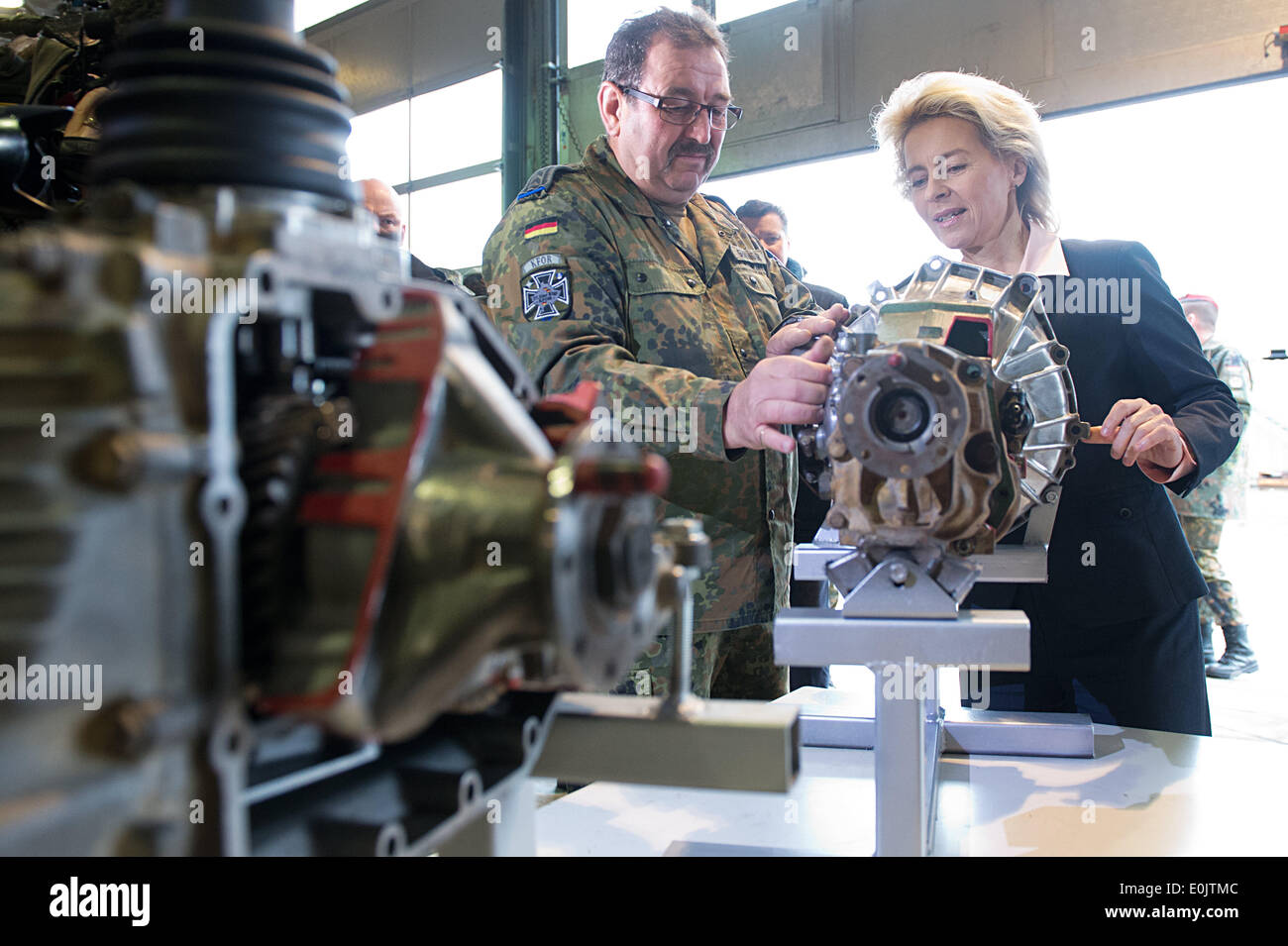 Camp Prizren, Kosovo. 14 mai, 2014. Le ministre allemand de la défense, Ursula von der Leyen, visite un atelier de réparation de voiture où les forces de sécurité du Kosovo sont formés par les soldats allemands au Camp de Prizren au Kosovo, 15 mai 2014. Von der Leyen était de rencontrer des soldats allemands dans les camps à Prizren et Novo Selo, ainsi que de visiter le siège de l'OTAN à Pristina. Photo:MAURIZIO GAMBARINI/dpa dpa : Crédit photo alliance/Alamy Live News Banque D'Images