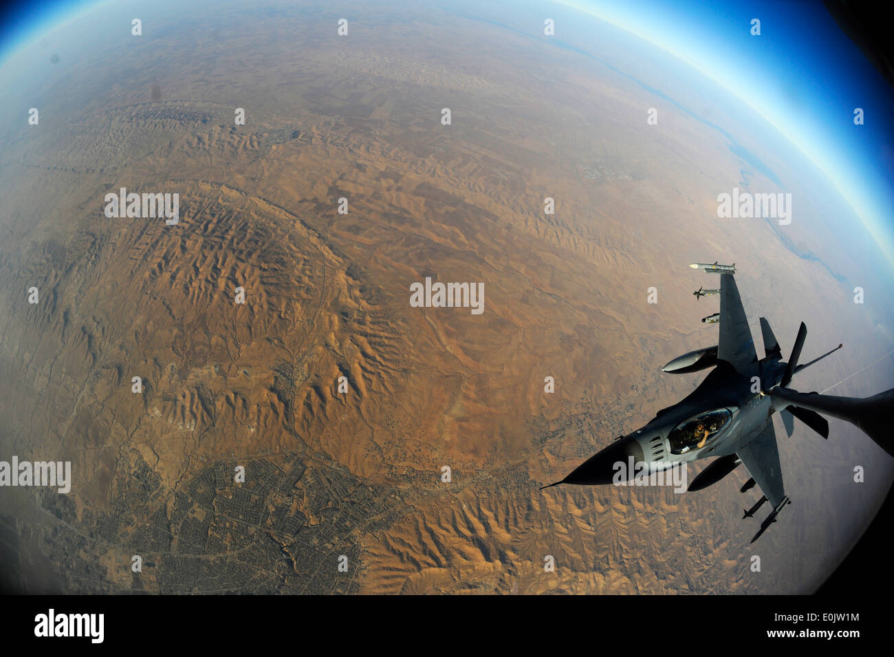 Un U.S. Air Force F-16 Fighting Falcon reçoit le combustible dans un KC-135 Stratotanker du 340e Escadron de ravitaillement en vol expéditionnaire Banque D'Images