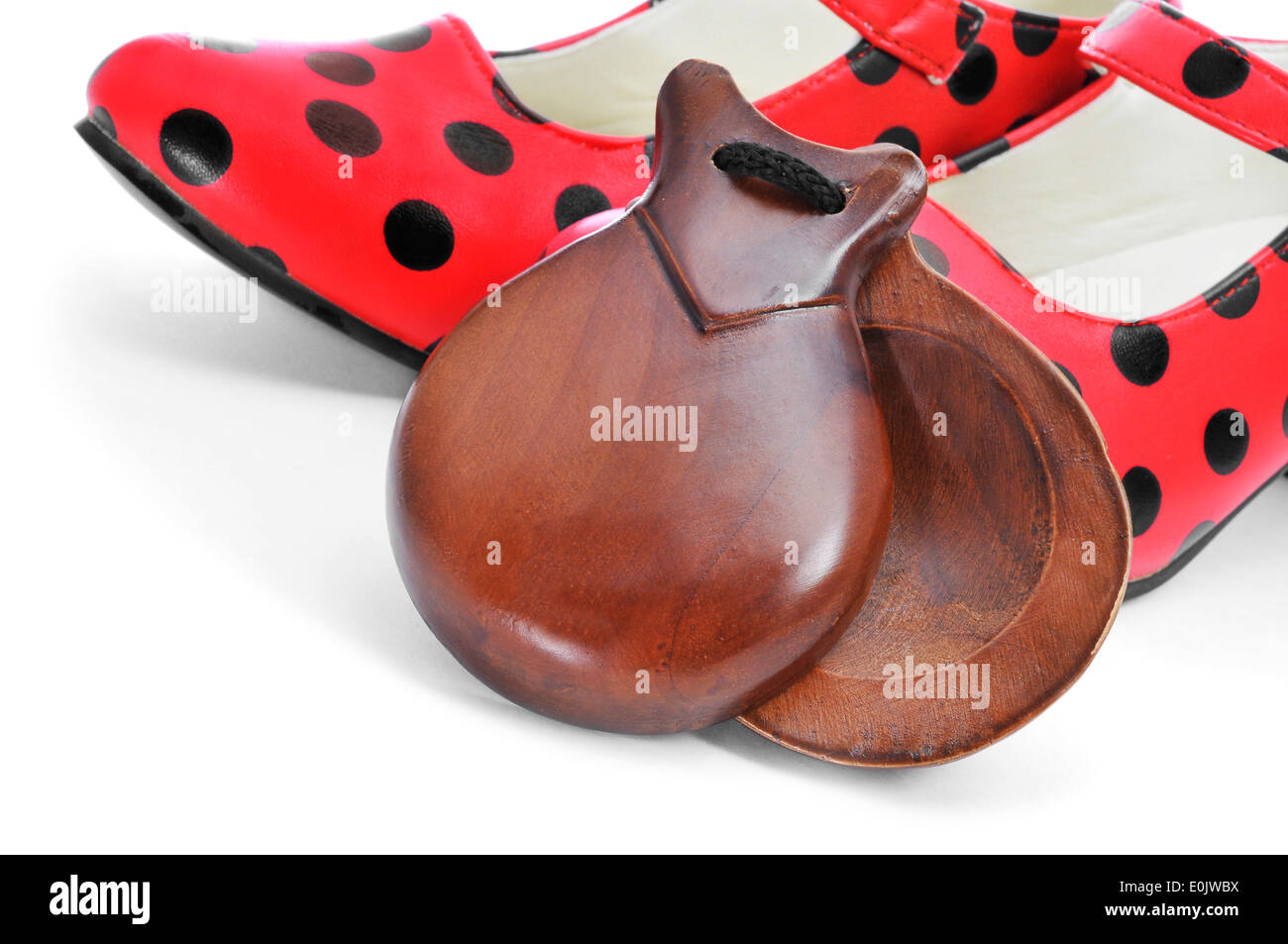 Castagnettes espagnoles typiques et dot-rouge à motifs chaussures flamenco, sur un fond blanc Banque D'Images