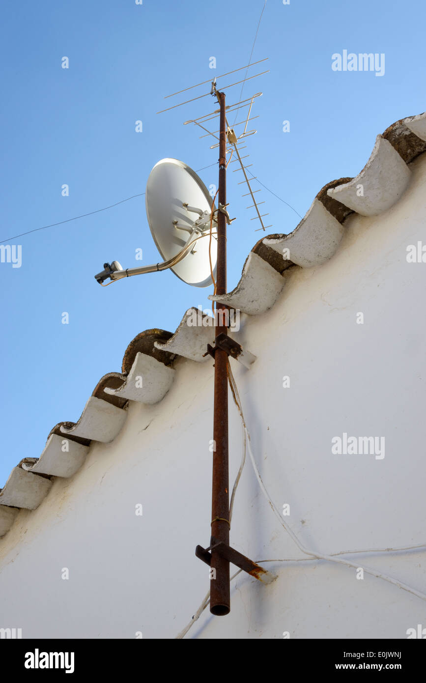 Avec un mât d'antenne. Antenne TV par satellite avec antenne parabolique et enlumineur Banque D'Images