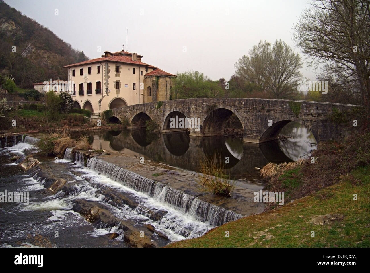 Albergue Trinidad de Arre sur la rivière Ulzama, Camino de Santiago le nord de l'Espagne Banque D'Images