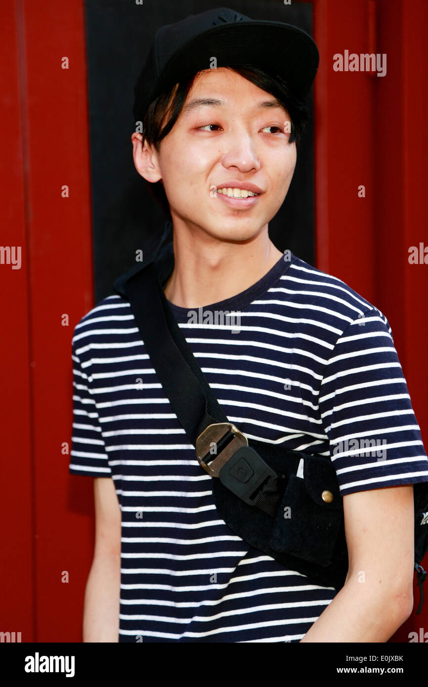 Kai Cui walking in New York City - 12 mai 2014 - Photo : Manhattan piste/Charles Eshelman Banque D'Images