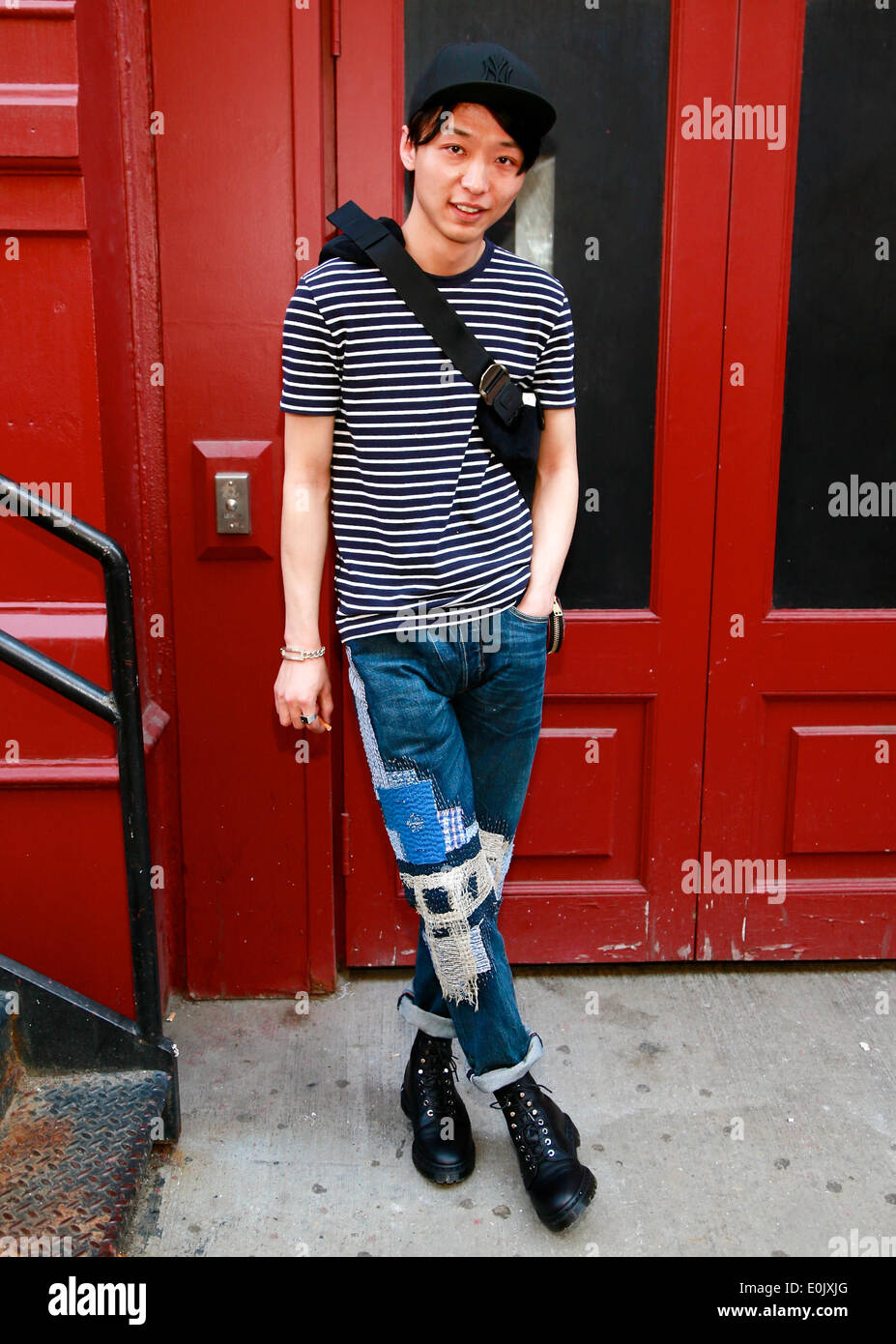Kai Cui walking in New York City - 12 mai 2014 - Photo : Manhattan piste/Charles Eshelman Banque D'Images