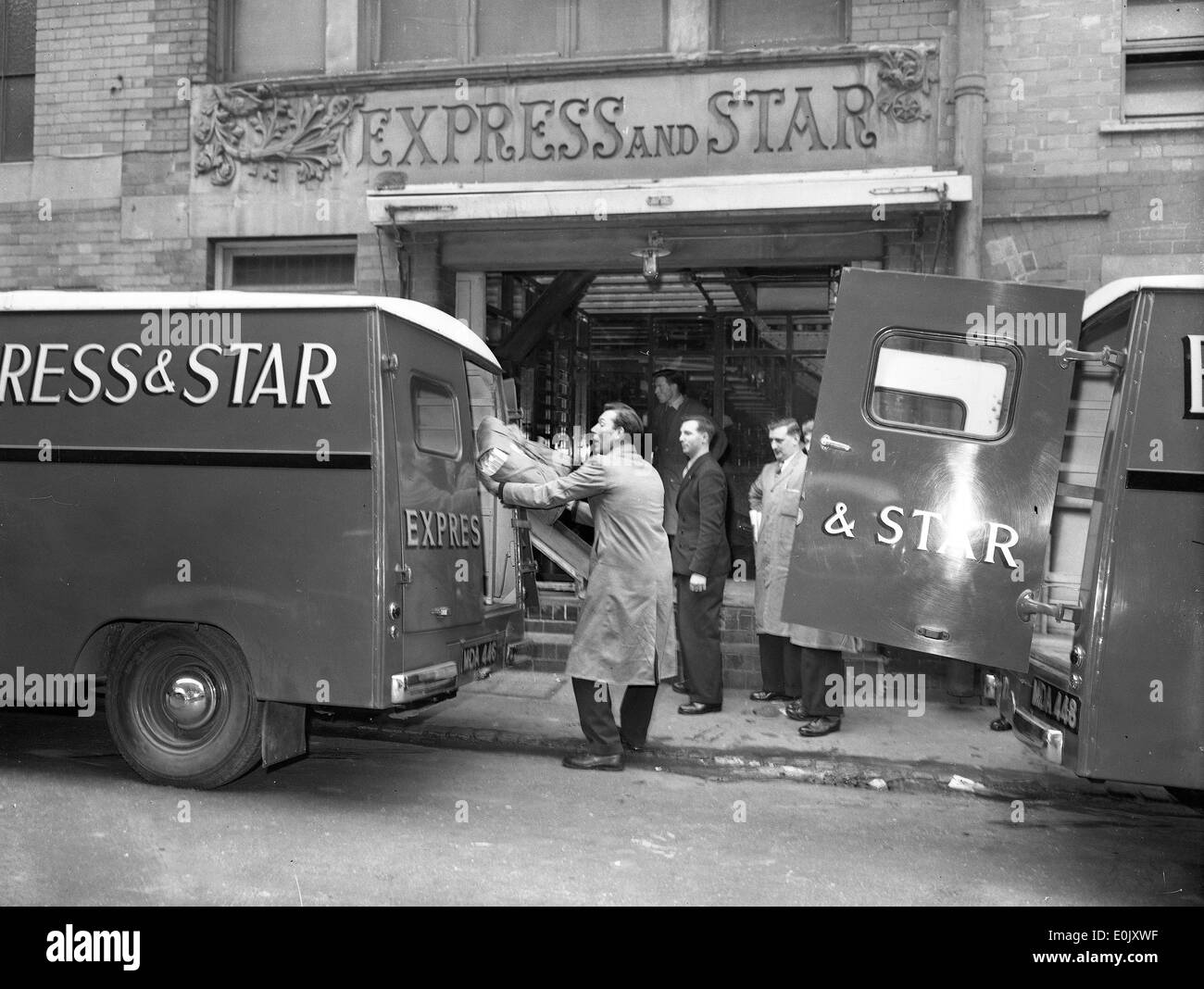 Express & Star Newspaper Office delivery cars loading Wolverhampton West Midlands 1957 Banque D'Images