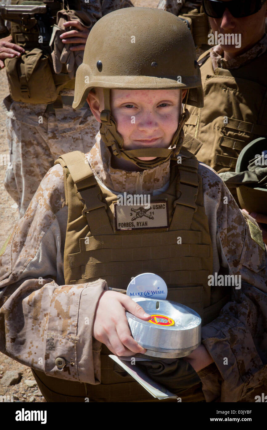 Ryan Forbes, un jeune de 13 ans originaire de San Diego un diagnostic de cancer du cerveau, médulloblastome, porte un uniforme de combat maritime alors qu'il passe la journée comme aire marine rendue possible par la Fondation Fais-un-Vœu au Marine Corps Air Ground Combat Center le 13 mai 2014 dans Twentynine Palms, California. Banque D'Images